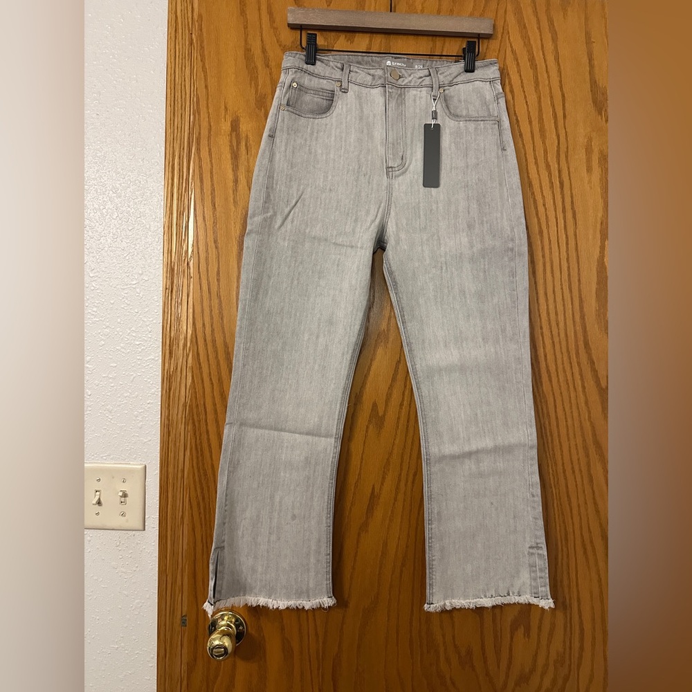 Tractr Gray Slim Fit High Rise Women's Crop Jeans - NWT - Size 8/29